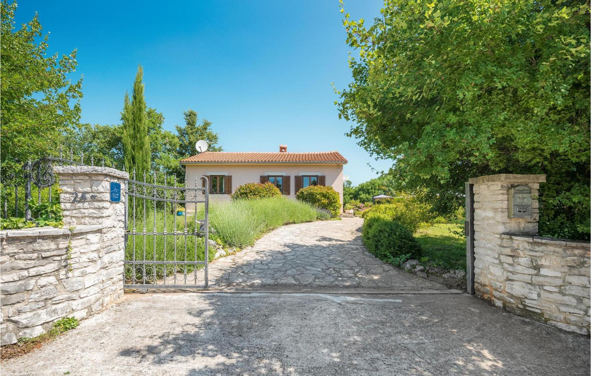Beautiful Home In Bale With Kitchen Exterior foto